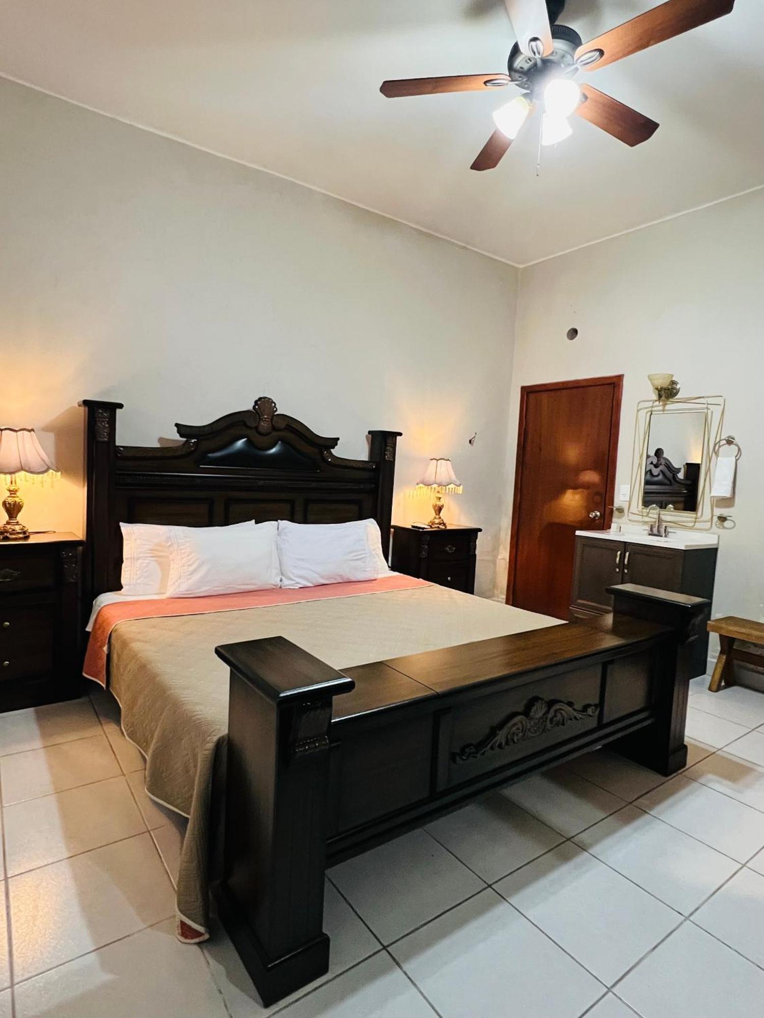 לאון Hosteria Casa Marquez מראה חיצוני תמונה