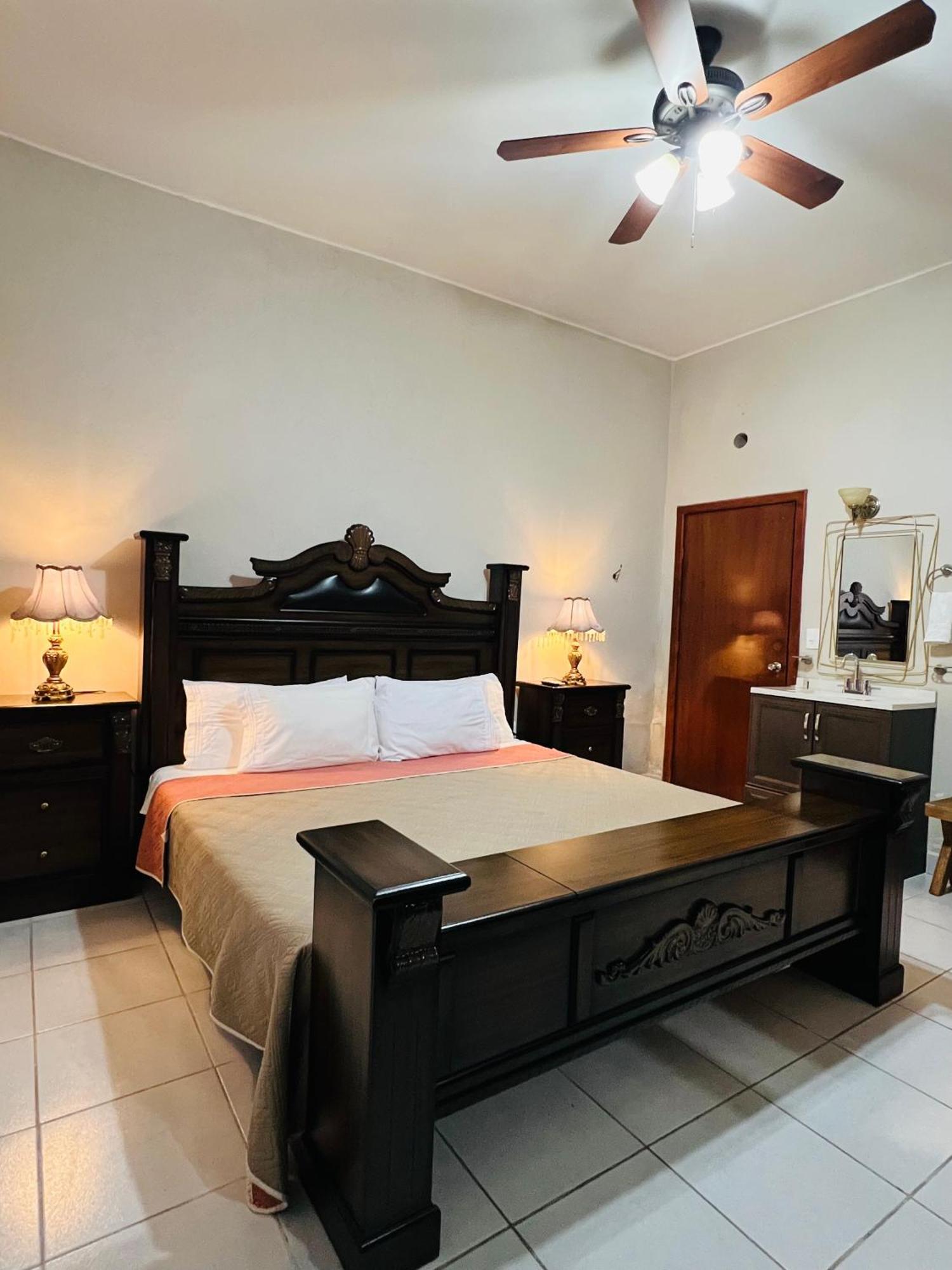 לאון Hosteria Casa Marquez מראה חיצוני תמונה