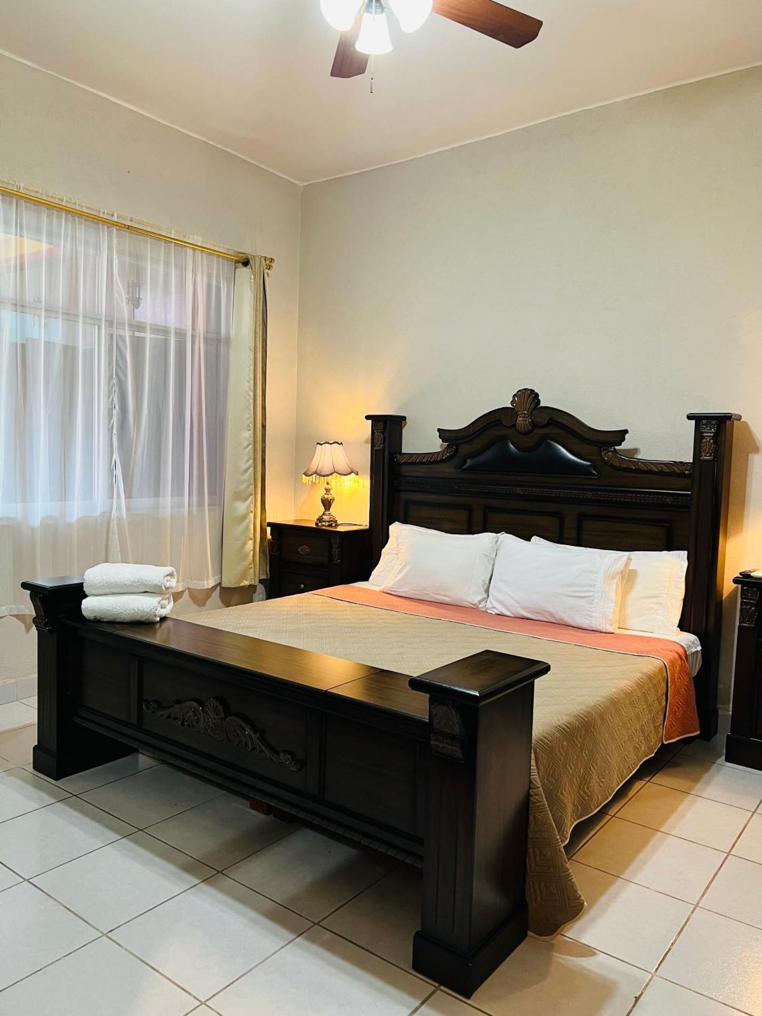 לאון Hosteria Casa Marquez מראה חיצוני תמונה